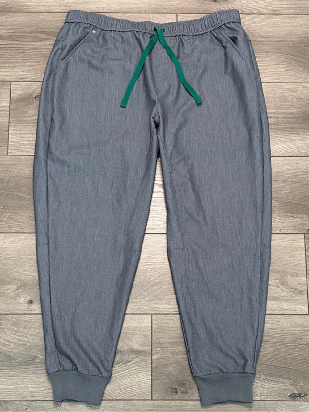 Figs Tansen 27" Gray Scrub Jogger Pants Size XL Short